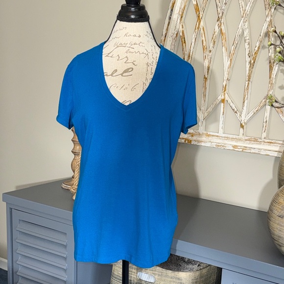 Banana Republic Timeless Tees set of 2 - Picture 4 of 10